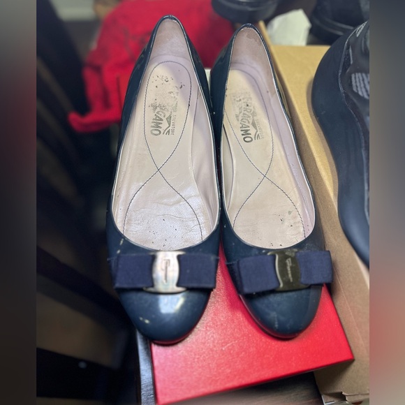 Authentic Salvatore Ferragamo Varina flats 37.5 - Picture 2 of 4